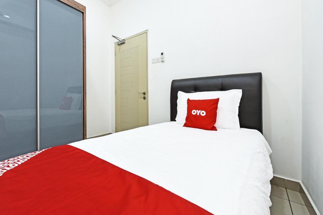 Capital O 90614 Cvia Ummul Hotel 파당 베사르 외부 사진